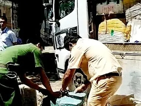 Phát hiện xe tải vận chuyển số lượng lớn hàng hoá không rõ nguồn gốc