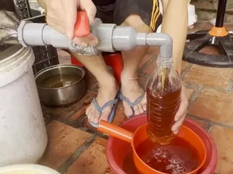 Gian thương Hà Nội hóa phép thành mật ong hoa nhãn, bán trên internet, giá 99.000 đồng/lít