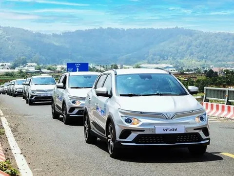 Giữa lúc xăng tăng giá, một hãng taxi mua loạt ô tô điện VinFast e34 về phục vụ khách
