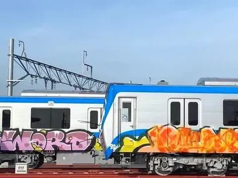 Hai đoàn tàu metro tại TP HCM bị vẽ bậy