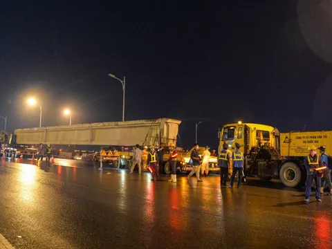 Trắng đêm dùng 'siêu xe' 52 bánh tháo phiến dầm 68 tấn của cầu Vĩnh Tuy