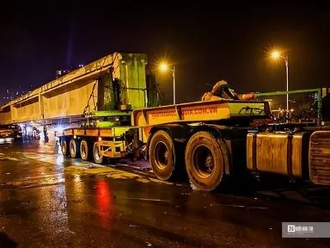 Xe siêu trường siêu trọng xuyên đêm vận chuyển dầm cầu Vĩnh Tuy 2