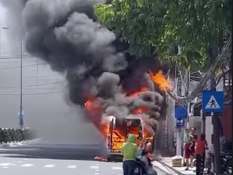 Khánh Hòa: Xe ô tô 16 chỗ đang đỗ bên đường bỗng bốc cháy