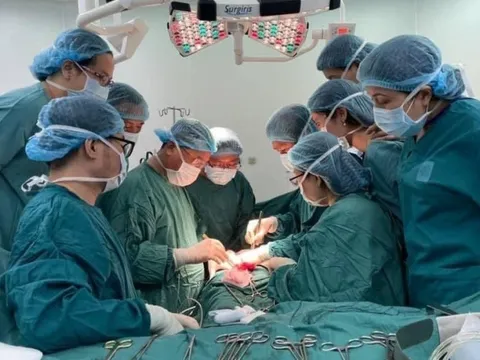 Em bé đầu tiên tại Việt Nam ra đời từ mẹ bị ung thư tử cung