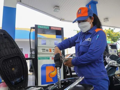 Thủ tướng yêu cầu theo dõi kỹ thông tin nhập khẩu xăng dầu từ Malaysia