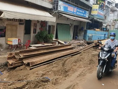 Hơn 100m đường gần sân bay Tân Sơn Nhất làm 2 năm chưa xong, mở cửa ra là thấy... ống cống