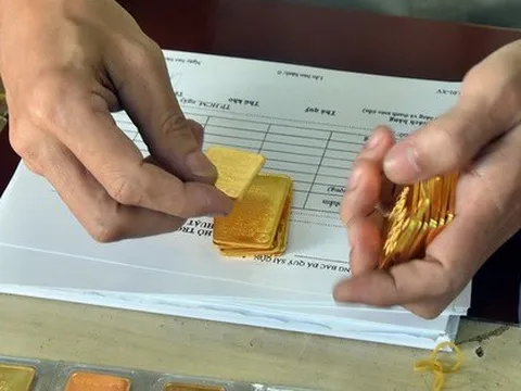 Đua nhau bán, giá vàng SJC bất ngờ “bốc hơi” cả triệu đồng/lượng