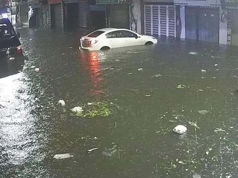 Mưa chỉ hơn 1 giờ, nhiều tuyến phố Hà Nội ngập trong nước