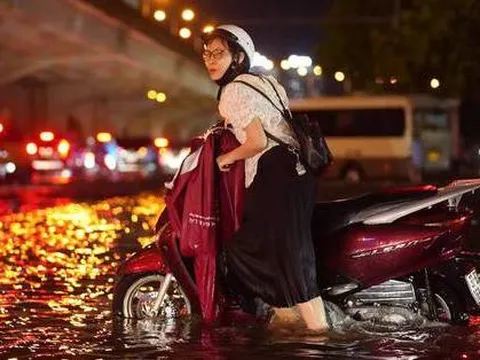 Toàn cảnh Hà Nội sau trận mưa lớn tối 13/6: Đường phố ngập lút bánh xe, người dân vất vả lội nước về nhà lúc nửa đêm