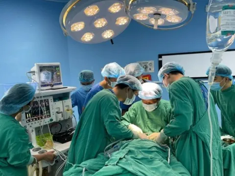 Nữ sinh 12 tuổi khổ sở vì có vòng một “to bất thường”