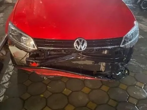 Hà Nội: Mưa to, gió lớn khiến nhiều ô tô bị cuốn bay biển số xe