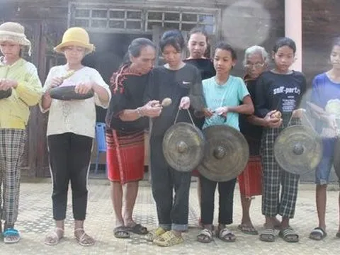 Đắk Lắk: Truyền dạy cồng chiêng cho người dân buôn làng
