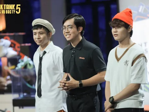 Thu hàng chục tỷ mỗi năm trong thị trường mà Biti’s, Adidas đang thống trị, startup giày dép cho giới trẻ được 3 shark cạnh tranh rót tiền, chốt thành công deal triệu đô