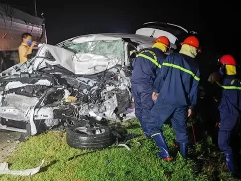 Xe 7 chỗ chưa kịp gắn biển số bị tai nạn, 2 người chết