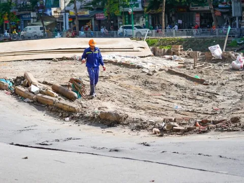 Hà Nội: Phố Vũ Tông Phan bất ngờ lún võng sâu cả mét