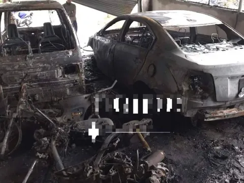 Cháy ở nhà kho studio ảnh cưới, 4 ô tô và xe máy bị thiêu rụi trơ khung