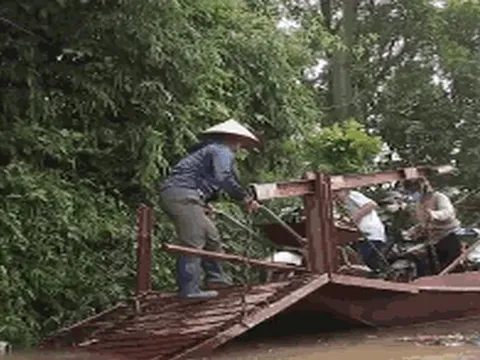 CLIP: Ngỡ ngàng với cảnh người dân ở Hà Nội phải đi đò