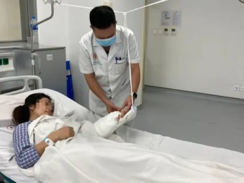 Sơ ý khi ép nước mía, người phụ nữ đứt rời 2 ngón tay