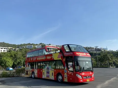 Xe buýt 2 tầng chở khách tham quan ven biển Nha Trang miễn phí