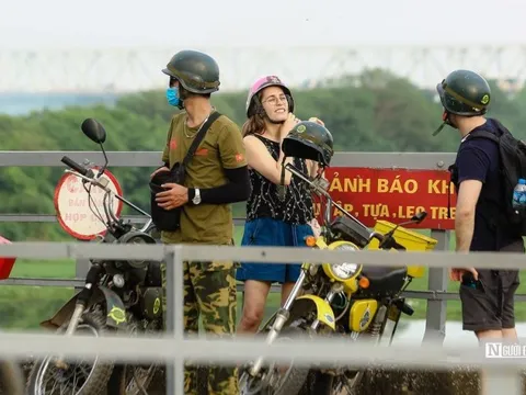 Hà Nội: Người dân ngó lơ cảnh báo và biển cấm tại cầu Long Biên