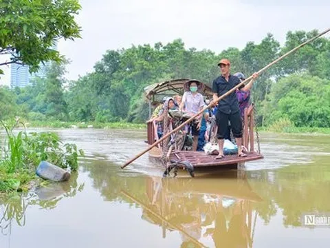 Hà Nội: Mực nước tăng cao, người dân dùng đò để đi lại
