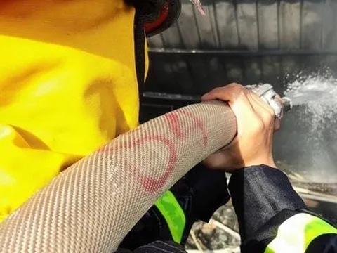 Video: Cảnh sát “oằn” mình dặp tắt lửa trong nhà máy may mặc ở Huế