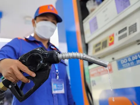 Bộ Tài chính muốn tiếp tục giảm thuế với xăng dầu để kiềm chế lạm phát