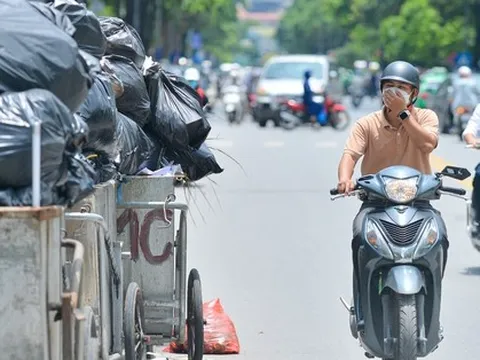 Hà Nội: Rác thải bất ngờ ùn ứ ở nội đô, người dân đi qua phải bịt mũi vì khó thở