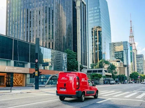 Doanh nghiệp chuyển phát quốc tế đầu tư mạnh mẽ kho bãi