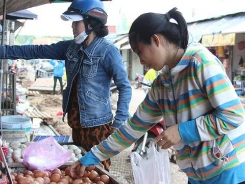 Giá xăng dầu cao: Ai cũng khổ