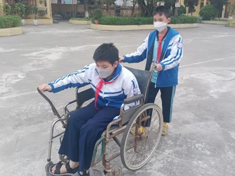 Cậu bé ngày nào cũng đẩy xe lăn đưa bạn đến trường: Dù mệt cũng không bỏ cuộc!