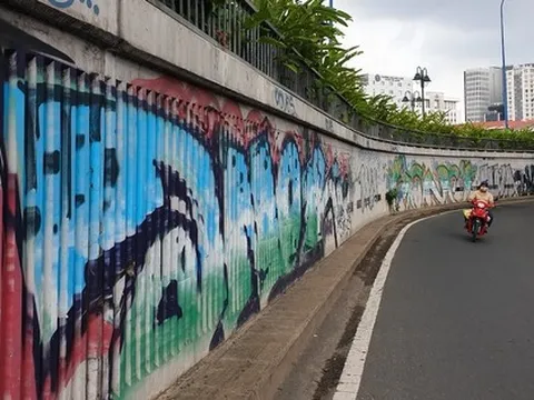 Từ vụ tàu Metro số 1 bị vẽ bậy, nhìn lại đường phố TP.HCM cũng đang bị bôi bẩn xấu xí