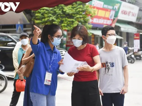 Sĩ tử Hà Nội đội nắng làm thủ tục thi vào lớp 10 công lập