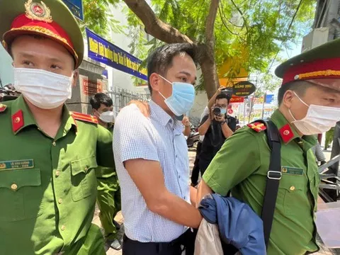 Khởi tố Giám đốc CDC Khánh Hoà và hai người liên quan việc mua kit test Việt Á