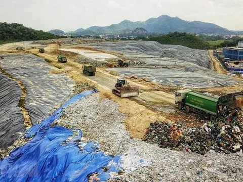 Phố phường Hà Nội lại ngập ngụa rác thải, vì sao?