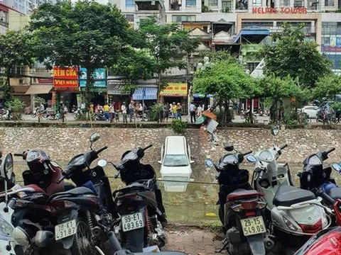 Hoảng hốt chứng kiến nữ tài xế lao ô tô xuống sông Tô Lịch