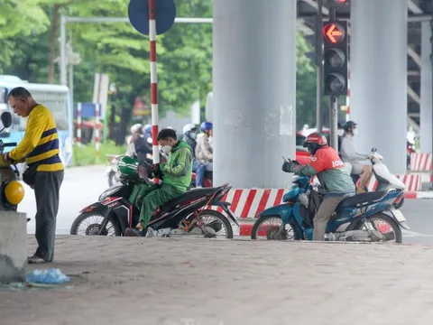 Hà Nội 'thương ngày nắng về', người dân che ô, đội áo, bịt kín mít ra đường