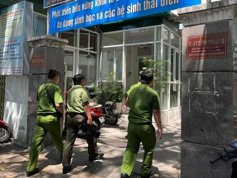 [NÓNG] Khám xét trụ sở CDC Khánh Hoà, thu giữ tài liệu điều tra vụ Việt Á