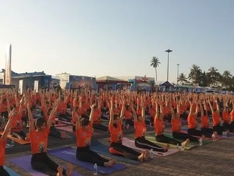 Hơn 1.200 người ở Khánh Hòa tham gia đồng diễn yoga