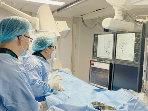 Sau 2 tiếng nghỉ trưa, người đàn ông bất ngờ bị hôn mê, liệt nửa người