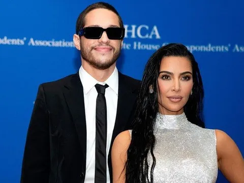 Kim Kardashian "phát cuồng" với bạn trai mới