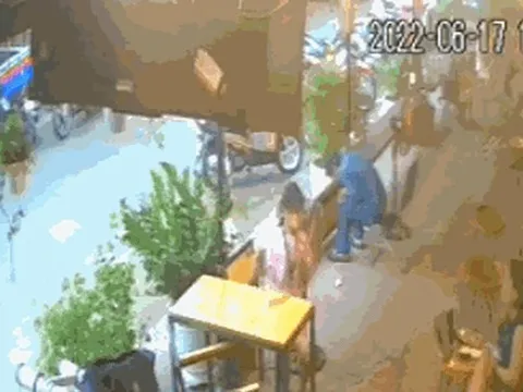 CLIP: Bấm điện thoại trong quán cà phê, nam thanh niên tử vong sau tiếng sấm