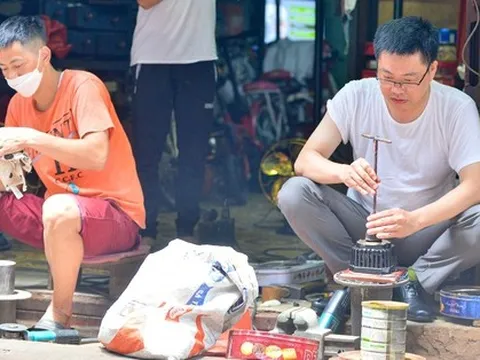 Gia đình ở phố cổ Hà Nội 2 đời "khám bệnh" quạt cổ: Cho thuê mặt bằng cũng được 60 triệu/ tháng nhưng quyết giữ nghề