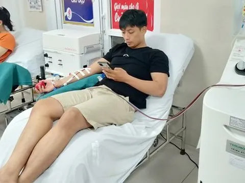 Vợ chồng trẻ chở nhau đi hiến máu cứu người trong đêm