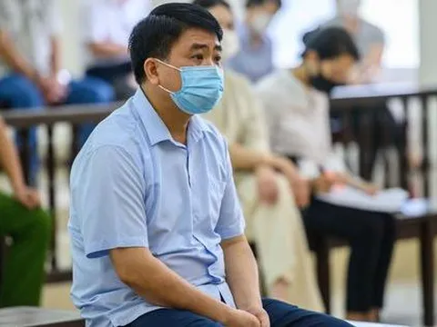 Bị cáo Nguyễn Đức Chung đến toà bằng xe chuyên dụng, vào cửa sau