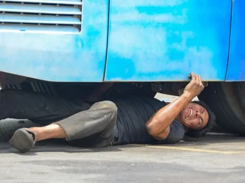 Hà Nội: Người lao động chật vật mưu sinh dưới cái nắng 'đổ lửa' như thiêu như đốt