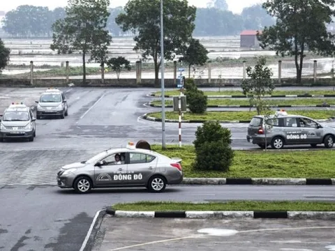 Tổng cục Đường bộ yêu cầu xác minh các quảng cáo hứa "bao đậu thi lái xe"