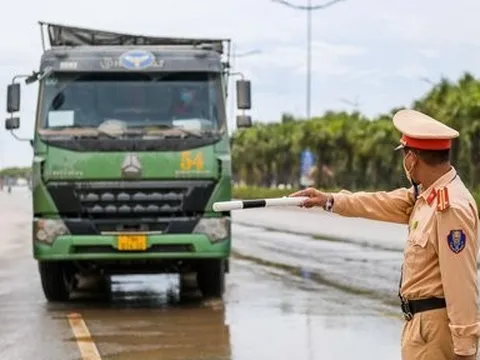 Quảng Ninh: CSGT ra quân xử lý xe quá khổ quá tải