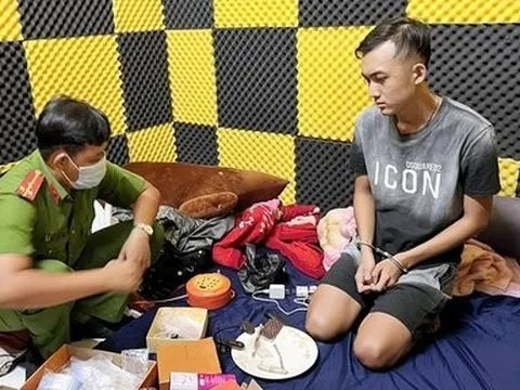 Bắt 2 đối tượng mua bán ma túy, thu nhiều hung khí nguy hiểm