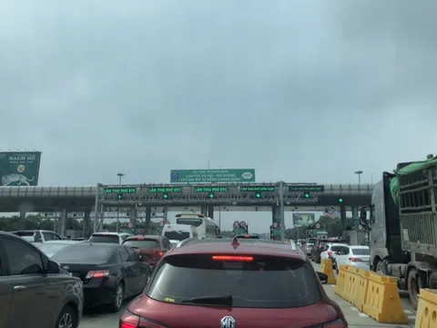 Ùn tắc kéo dài do thu phí thủ công, cao tốc Hà Nội - Hải Phòng vẫn không xả trạm